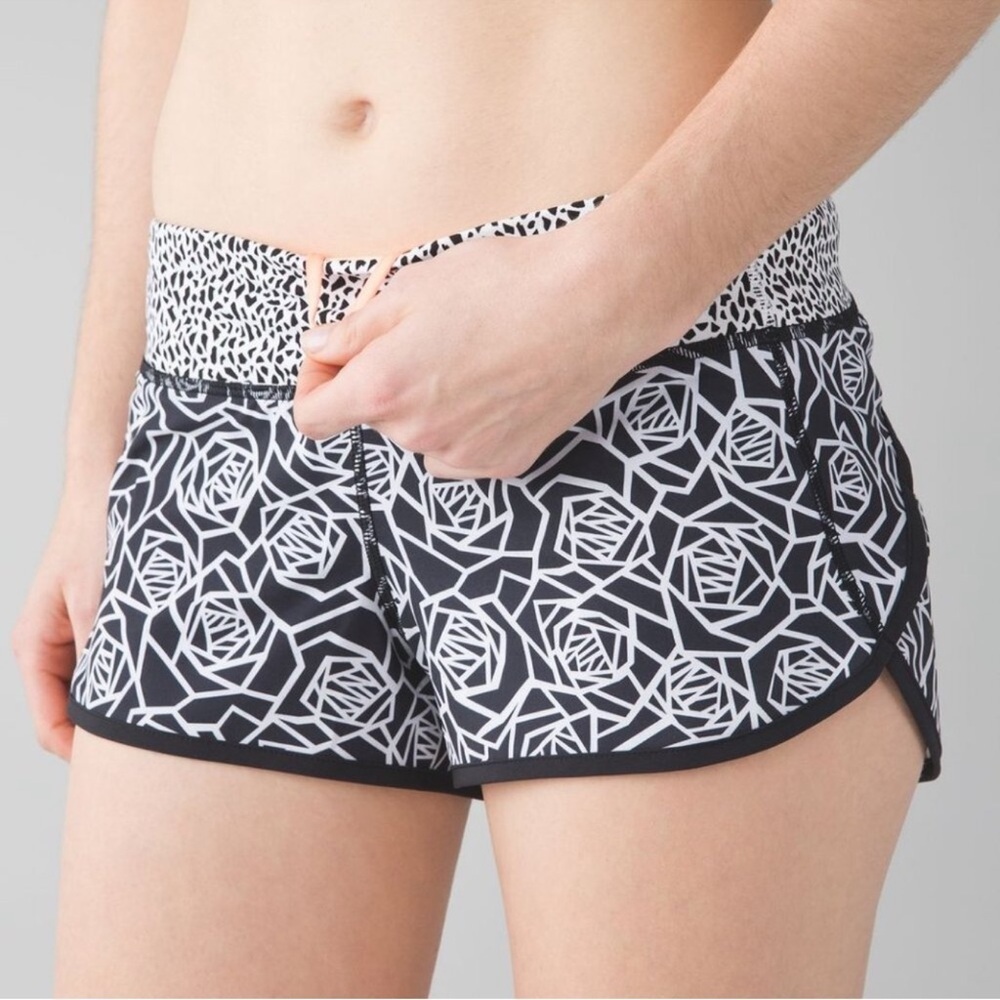 Lululemon Speed Short Posey Black White / Miss Mosaic Black